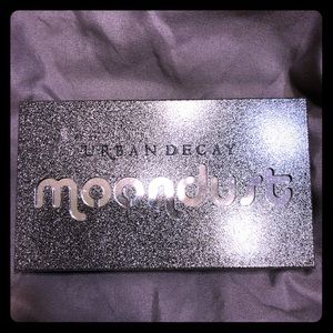 Urban Decay eye shadow pallet